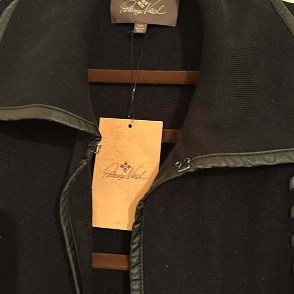 Sweater cape. - Picture 2 of 4